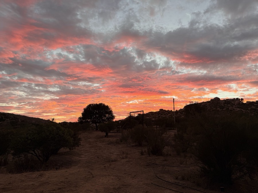 El cielo encendido al atardecer sobre las lomas.